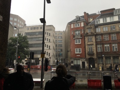 雨の倫敦に到着