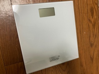 超シンプルなオムロンの体重計