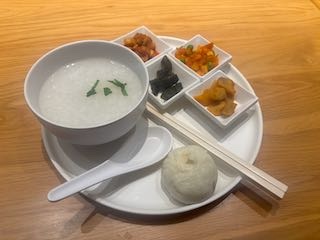出張の朝は粥スタート